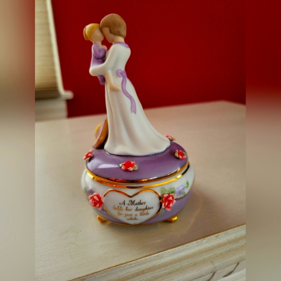 Ardleigh Elliott "A Mother's Embrace" Porcelain Music Box - Picture 1 of 9
